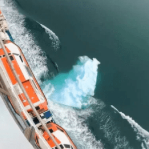 Carnival-Spirit-entra-en-contacto-con-trozo-de-hielo-en-Alaska (1)