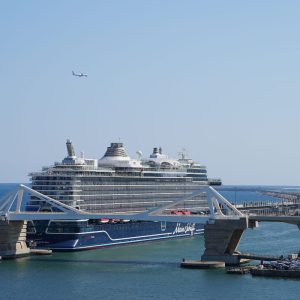 El-creuer-Mein-Schiff-Relax bioGNL puerto Barcelona