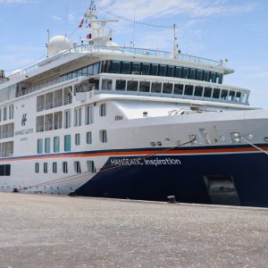 HANSEATIC-INSPIRATION-en-el-Puerto-de-Paracas