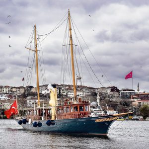 RMK Yachts bota el historico yate de vapor Cangarda