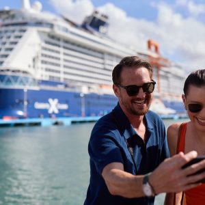 crucero-celebrity-cruises-pareja-puerto