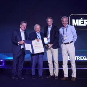 salas-recibe-premio-420x281